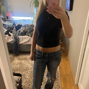 lågmidjade bootcut jeans - Säljer dom här snygga lågmidjade bootcut jeansen eftersom att dom inte kommer till användning längre. har klippt av dom läbgst ner, pris kan diskuteras.