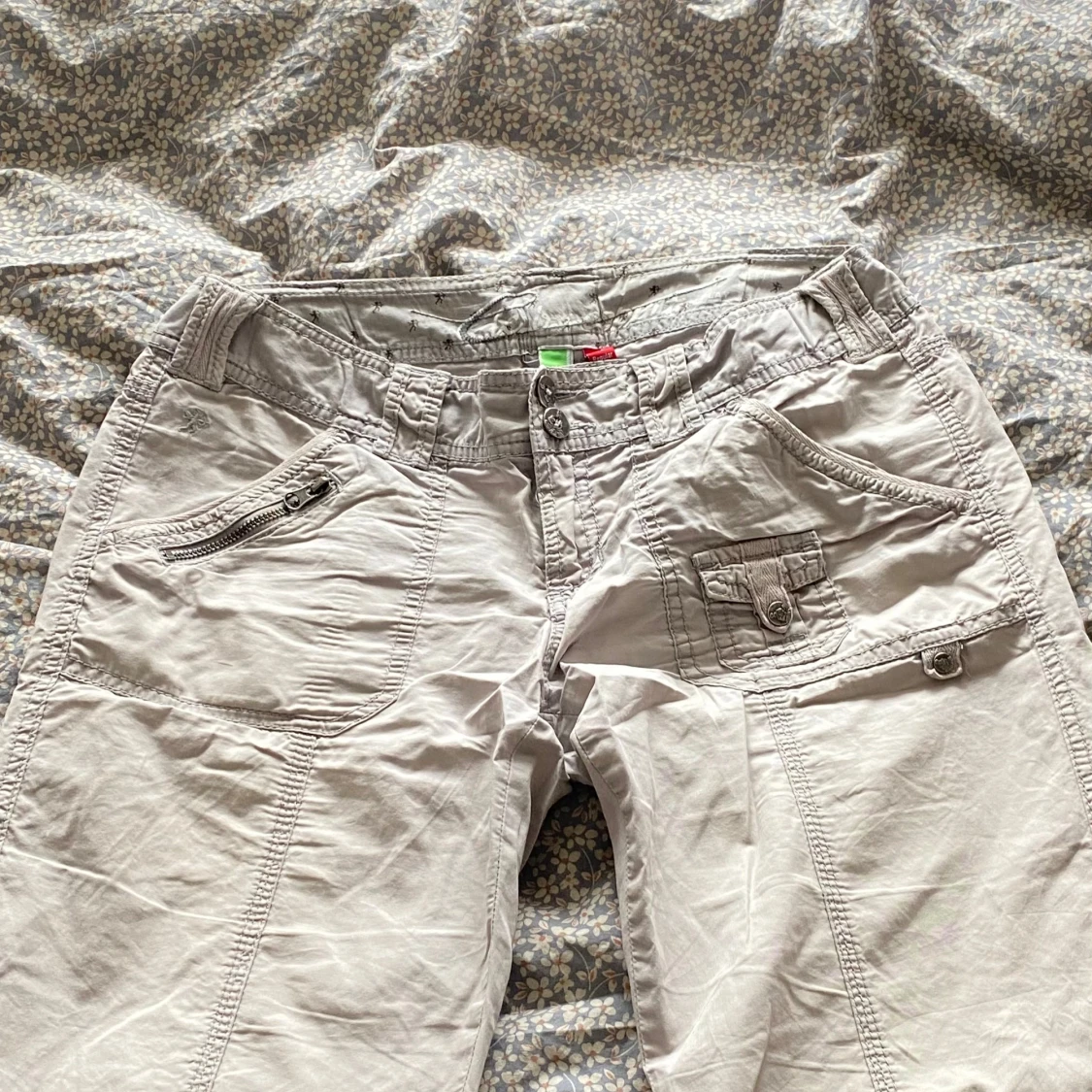 Beiga lågmidjade cargopants från edc - 2