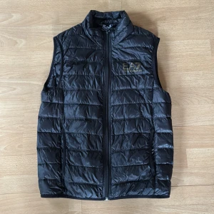 Väst EA7 - Säljer nu min väst då den har blivit för liten.