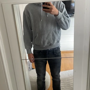 Arket hoodie  - Enkel och stilren grå hoodie från arket. Perfekt för chill dagar eller i skolan. Tröjjan är i strl S och i fint skick.😎. ((Nypris 800kr))