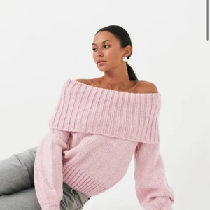 Ljusrosa offshoulder stickad tröja - Superfin ljusrosa stickad tröja med bred ribbad kant och offshoulder-modell. Den har slutat säljas på Gina❤️399 nypris 