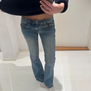 Lågmidjade bootcut jeans blå - Snygga lågmidjade jeans i ljusblå denim med bootcut passform och råa kanter nertill. Jag är 167 cm 