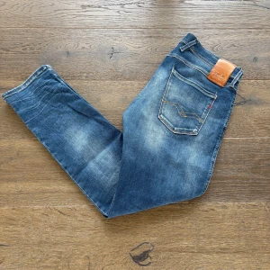 Replay Anbass blå jeans slim fit - Snygga Replay Anbass jeans. Klassisk femficksmodell med läderpatch bak i midjan och detaljerade sömmar på bakfickorna. Nypris: 1700kr mitt pris: 699 Hör av dig vid frågor 👍