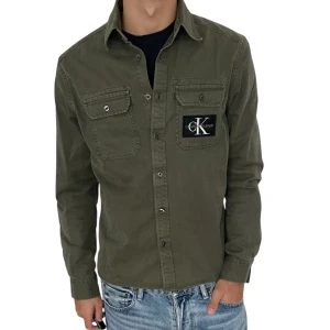 Grön overshirt från Calvin Klein  - As fet overshirt i toppskick. Priset kan såklart diskuteras. Inga defekter ingenting!