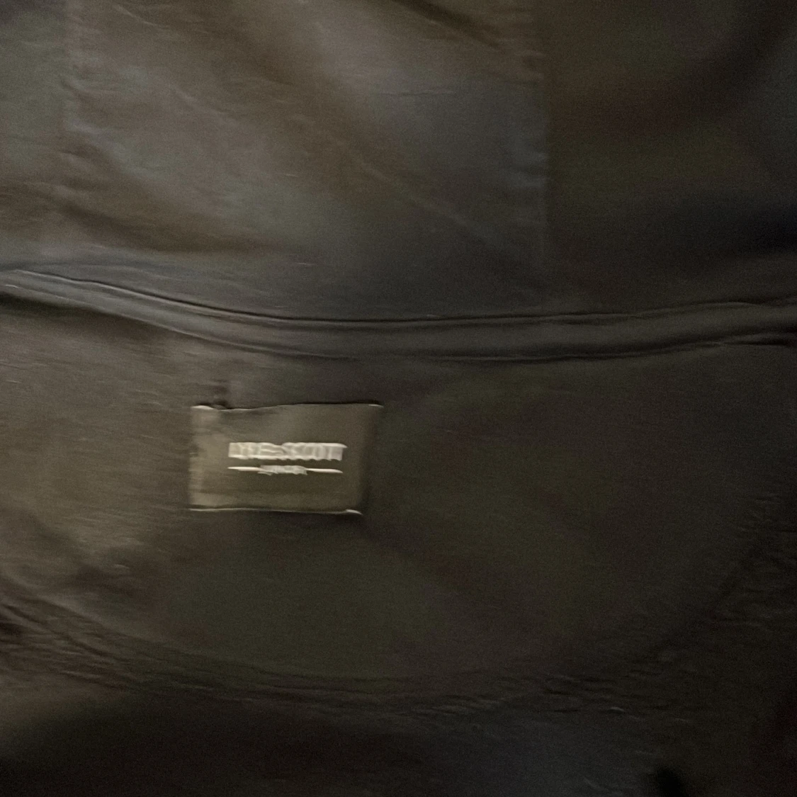 Svart hoodie från Lyle & Scott - 2