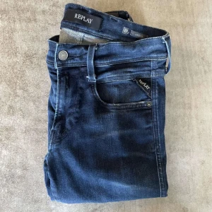 Blå jeans från Replay - // Replay | Nytt skick | Nypris runt 1800 |Storlek W29 L32 | Hör av dig vid fler frågor // Säljer för det är för små för mig men hoppas det kan sitta fint på dig// priset kan vi diskutera över//