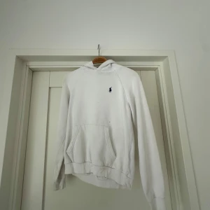 Ralph lauren hoodie - Ralph Lauren hoodie strl s. Finns några små fläckar på tröjan (se på  bild 4,5). Annars är den riktigt fin