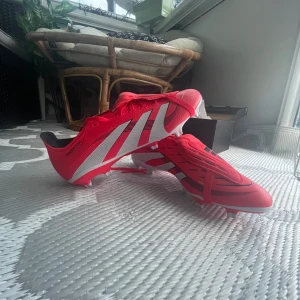 Adidas Predator league fold over tongue  - Säljer ett par Adidas Predator fotbollsskor.Använda max 10 gånger priset är discutarbart.köptes för 1200 Låda ingår inte tveka inte att höra av er 