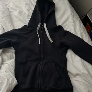 Marinblå hoodie Russedress XS - Hej! Säljer nu min marinblå hoodie från Russemerch i storlek XS då den inte kommer till användning. Tröjan har huva med vita snören, dragkedja framtill och två stora fickor. Perfekt för chill dagar. Den är använd väldigt många gånger och blivit lite solblekt, som ni ser på sista bilden.  Bara att höra av er om ni har några frågor!❤️