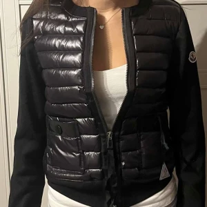 Moncler cardigan - Säljer nu denna snygga Moncler cardigan.Storlek 1. Skick 10/10 helt ny. Bara att skriva vid frågor eller funderingar. Pris kan diskuteras!🤝🤩