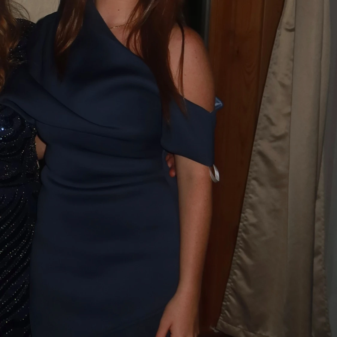 Marinblå oneshoulder kortklänning - 2