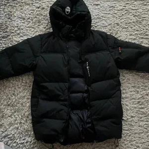 Svart Sail racing  jacka - Säljer en svart Sail racing jacka, har använt den en vinter och är i väldigt bra skick fortfarande 