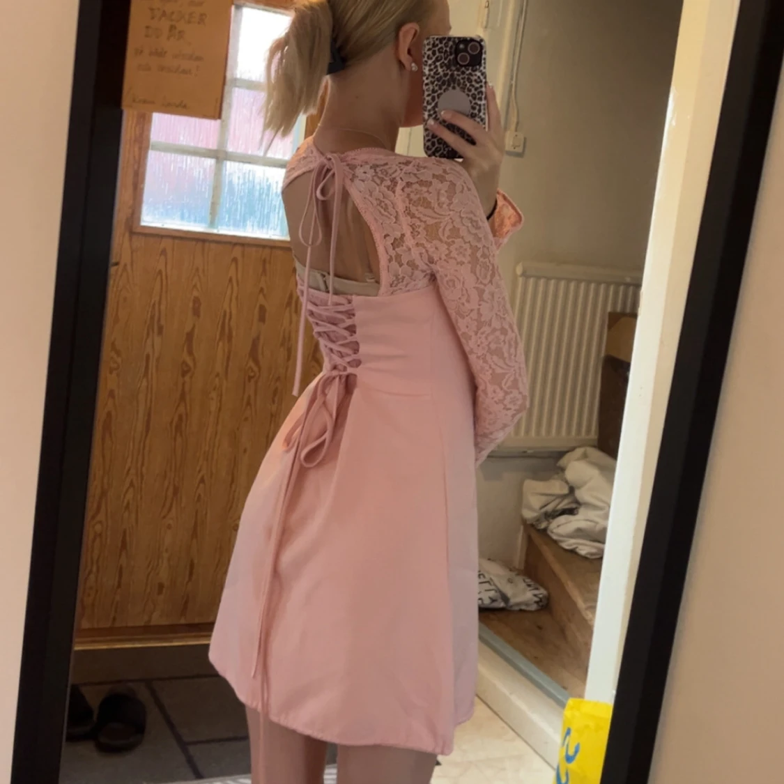 Rosa spetsklänning med snörning - 1