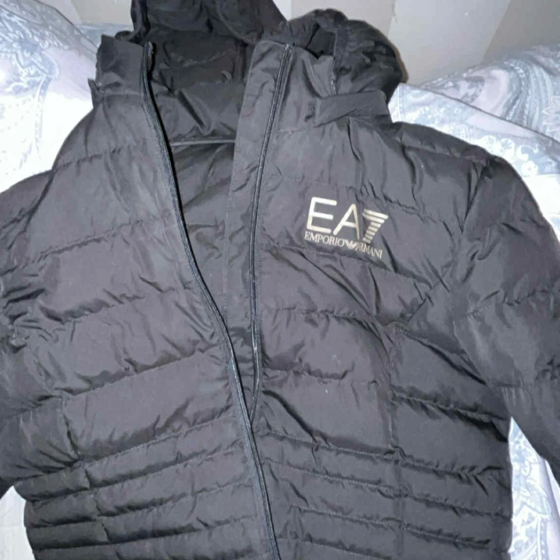 Svart EA7 dunjacka med huva