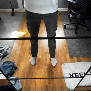 Levi's 514 svarta jeans W30 L32 - Säljer ett par svarta Levi's 514 jeans med klassisk femficksdesign. Jeansen har rak passform och är tillverkade i slitstarkt jeanstyg. Perfekta till vardags med en snygg t-shirt eller hoodie. Märkespatch bak på linningen.