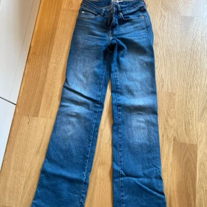 Blå bootcut jeans XS från 157 - Snygga blå jeans från 157 i bootcut-modell med klassisk femficksdesign och hel längd. Jeansen har en normal passform och är tillverkade i jeansmaterial. 