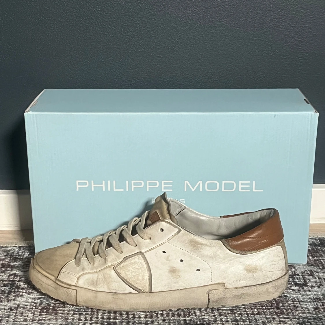 Beige sneakers från Philippe Model