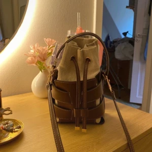 Populär HM väska! - Finaste Hm väskan som är väldigt poppis! Mkt sparsamt använd🥰