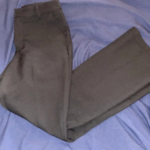 Kostymbyxor - Svarta högmidjade kostymbyxor från bikbok. Sparsamt använda. Liten fläck på benet som försvinner i tvätten. Storlek S/36 Tvättar allt innan, skriv för mer bilder.💞