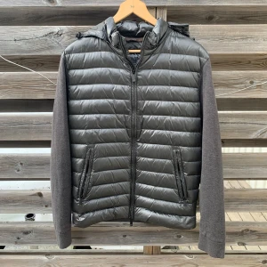 Helt ny! Massimo Dutti Cardigan  - Säljer denna asfeta cardigan från Massimo Dutti som är helt oanvänd. Säljs inte längre så är ganska sällsynt och eftertraktad. Storlek L, men är liten i storlek och passar M. 