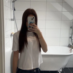 Vit blus  - Säljer en jätte söt vit blus,har använt få antalgånger och är i bra skick!