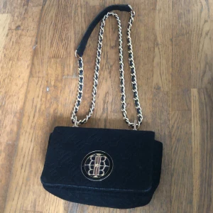 Svart quiltad axelväska  - Använt fåtal gånger, är i bra skick. Kan knäppas, ett litet fack finns där i även.