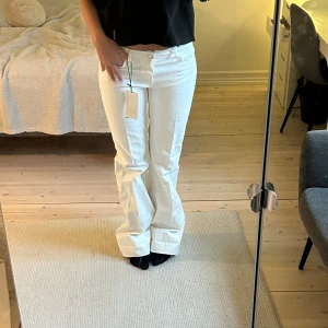 Lågmidjade vita jeans  - Helt nya från Zara! Midjemått = 78cm, innerbenslängd = 85cm 
