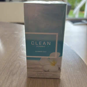 CLEAN Classic Summer Day EdT 60ml - Fräsch parfym från CLEAN i doften Classic Summer Day. Flaskan innehåller 60 ml eau de toilette och ger somriga, lätta vibbar.                              Helt ny i oöppnad kartong. 