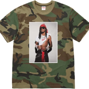 Supreme Playboi Carti photo t-shirt (L) Camo - Supreme Playboi Carti photo tee i storlek L. Lyckades få tag på en i Large i Camo-färgen. Alla färger är nu slutsålda. Jag skickar den direkt till dig när den levereras! Kom med bud!