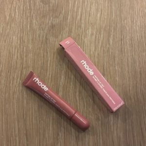 Rhode Peptide Lip Tint Salty Tan - Helt oöppnad!! Rhode Peptide Lip Tint i färgen Salt Tan, ett läppbalsam med lätt tint som ger en naturligt solkysst look. (10 ml)