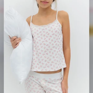 Teddy gina pyjamas 158/164 - Säljer denna söta pyjamas jag köpt här på plick❤️säljer då den var lite för liten på mig, men supersöt. Är i storlek 168/164. Har en liten fläck som säkert går bort i tvätten, har inte testat då jag endast provat pyjamasen❣️❣️nypris: 300. Man får såklart både toppen och byxorna när man köper!!