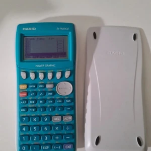 fx-7400GII Power Graphic - Casio fx-7400GII är en grafritande kalkylator perfekt för matte och naturvetenskap. Den har tydlig display, många funktioner och är enkel att använda för både studier och prov. Passar dig som vill ha koll på grafer och avancerade uträkningar.