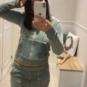 Grönt Juicy Couture set XS - Säljer mitt ljus gröna juicy sätt då det inte längre använd, det är i mycket bra skick.