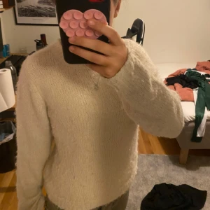Vit fluffig stickad tröja Vero Moda - Mysig och fluffig vit stickad tröja från Vero Moda. Tröjan har rund hals, långärmade ärmar och en loose passform som ger en chill vibe. Perfekt för att hålla sig varm under kyliga dagar. Enkel och stilren design som funkar till jeans eller kjol. Nästan oanvänd o priset kan diskuteras 