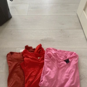 T-shirt packet - Säljes i par eller styckvis. Alla passar storlek S. Men både röda är i xs och den rosa i m.