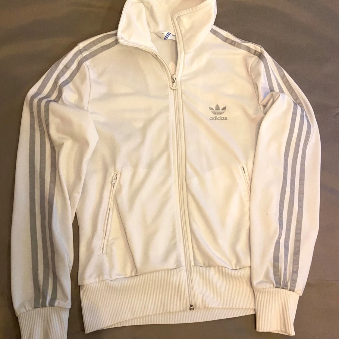 Vit Adidas track jacket med silverränder