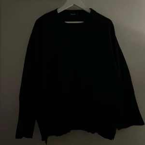Stickad tröja - Svart finstickad tröja från Holebrook i storlek M. Lite längre i modellen med en slits på sidan.