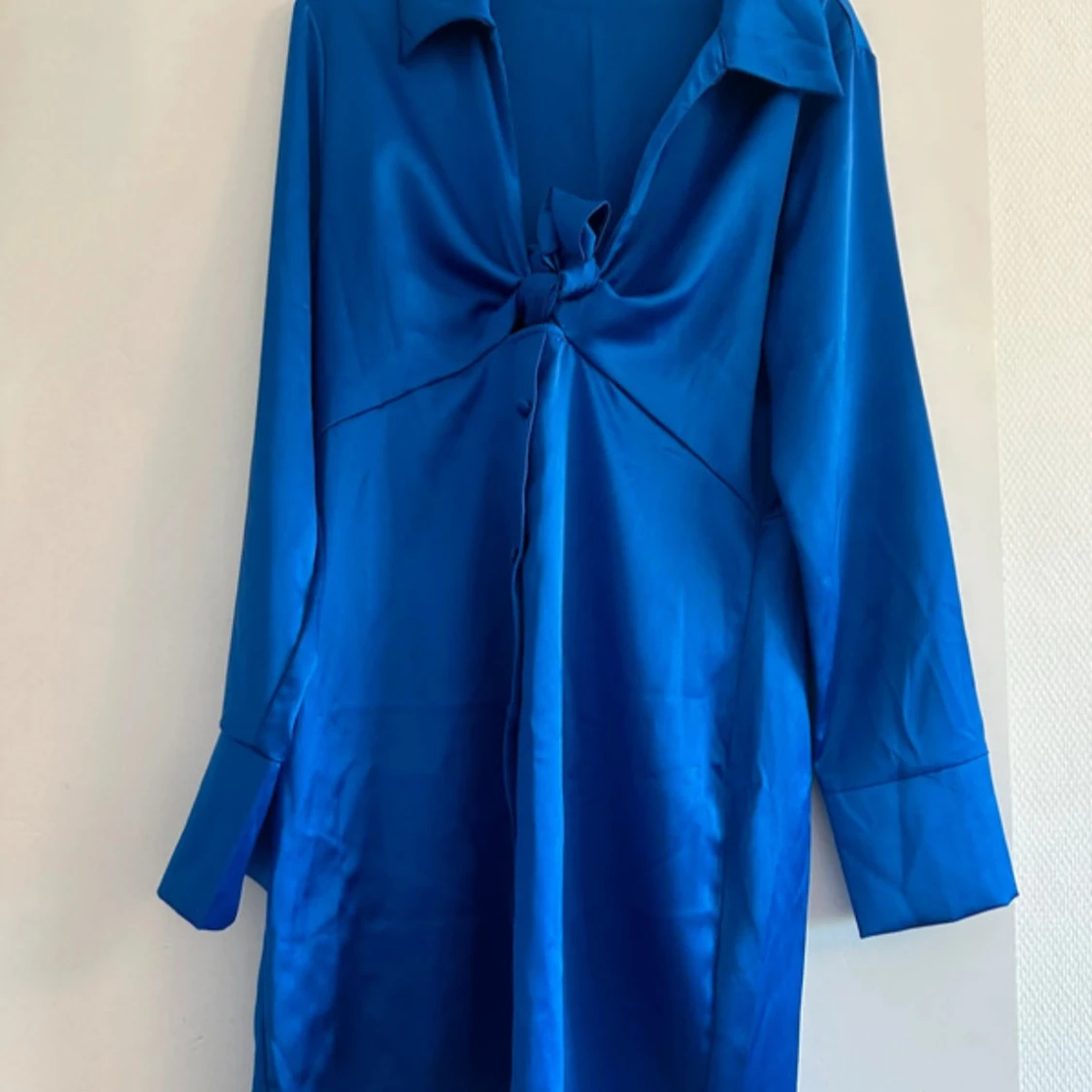 Blå satin-klänning från Zara