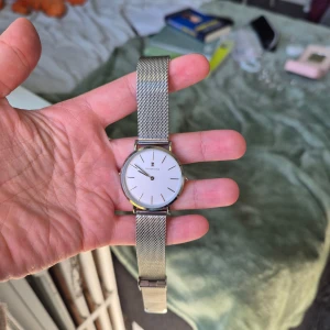 Silverfärgad klocka från Black Oak - klocka från Black Oak, går att justera bandet💕notera att batteriet är slut