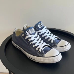 Converse blå - Ett par superfina Converse i storlek 44,5, passar såklart den som har storlek 44 och även 45!!