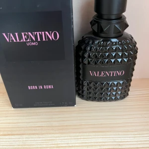 Valentino born in roma EDT - Säljer nu denna trevliga all round doft, den passar egentligen till varje årstid skulle jag själv säga. Osäkert med hur mycket som är kvar men jag skulle nog säga ungefär 50-60% kvar av 50ml. Kontakta mig innan köp
