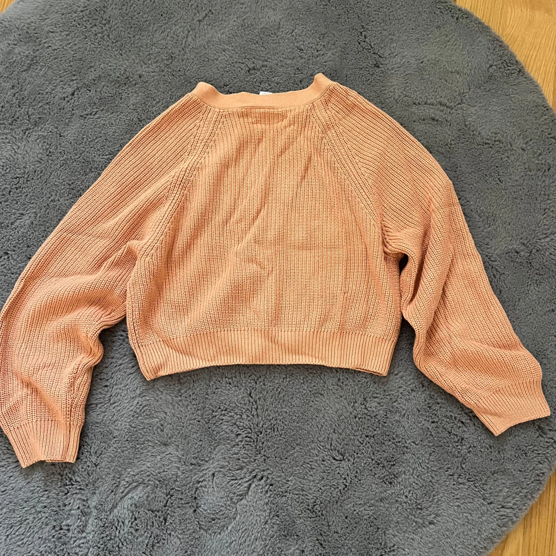 Beige croppad kofta från Monki - 1