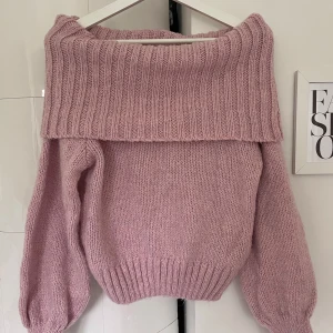 Ljusrosa stickad offshoulder tröja  - Superfin och mysig stickad offshoulder tröja från Gina Tricot med ballongärmar, slutsåld och knappt använd! perfekt till hösten, nypris är 399kr💕