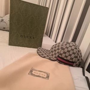 Gucci keps, blå canvas  - Box och dustbag medföljer, pris kan diskuteras vid snabb affär, endast SERIÖSA köpare TACK