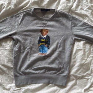 Grå sweatshirt Polo Bear Ralph Lauren - Grå Polo bear tröja sparsamt använd 