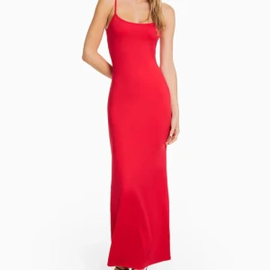 Röd långklänning med smala axelband - Röd långklänning med smala axelband och figurnära passform. Använd 1 gång så den är så gott som ny 😊