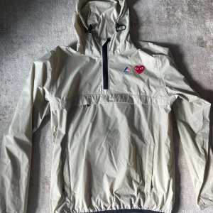 Comme des garcons jacka - Hej! Säljer denna väldigt trevliga jacka från Comme des garcons som gör ett samarbete med k-way! En perfekt jacka till hösten! Våga skicka prisförslag!!!