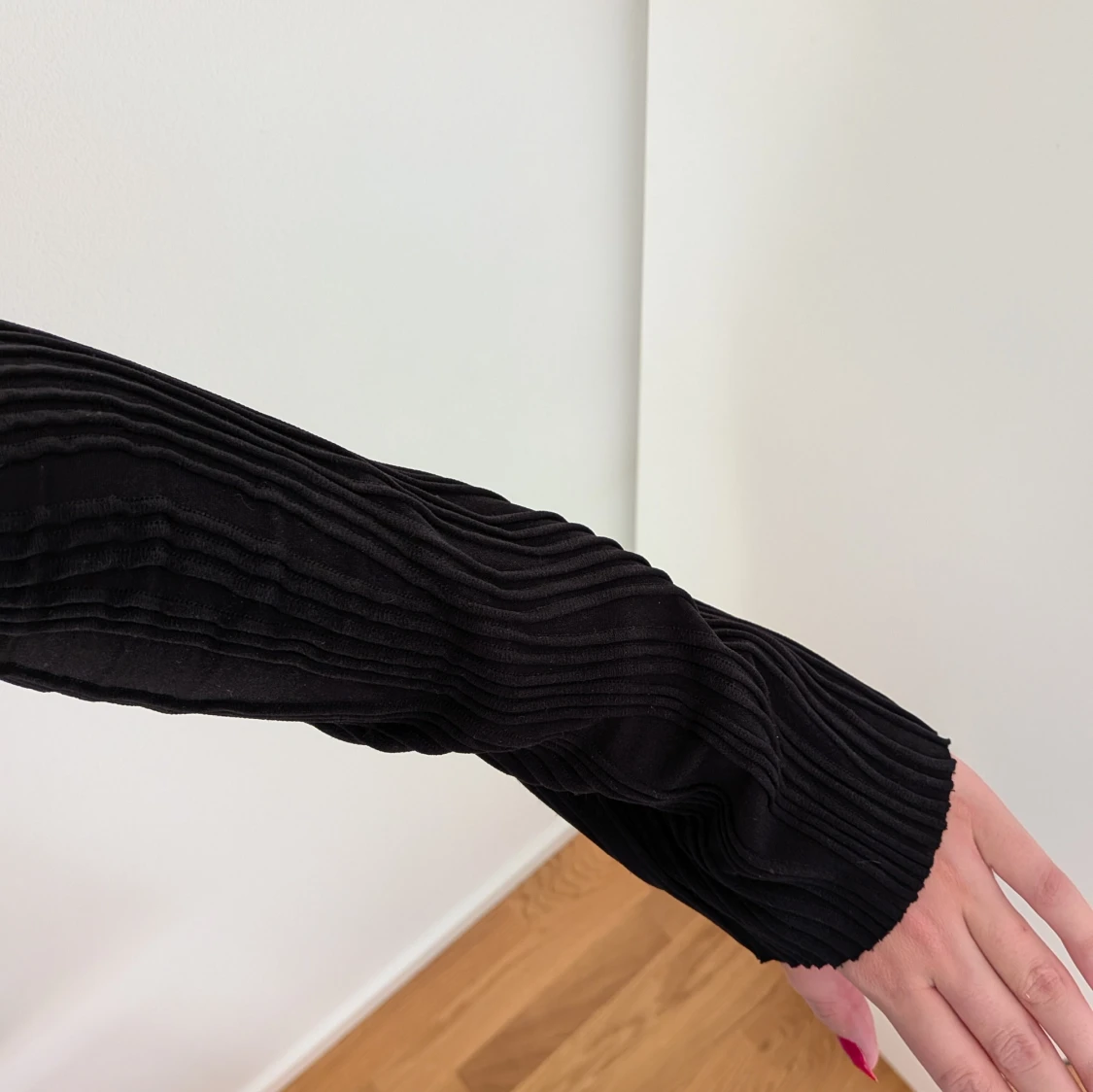 Svart ribbad långärmad topp - 1