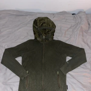Indicode cardigan - Snygg slutsåld och slut-tillverkad grön Indicode Cardigan med snygg brodering och luva. Perfekt för hösten
