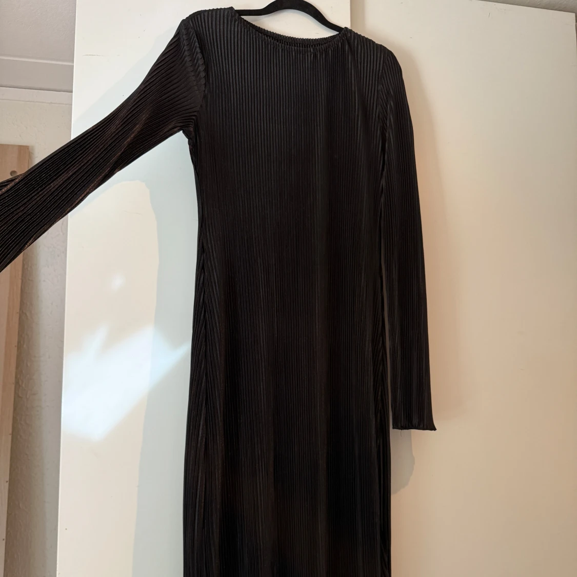Svart långärmad plisserad klänning